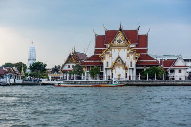Tayland 'ın Bangkok şehrindeki Chao Phraya Nehri' ndeki Wat Rakhang. Tayland, Bangkok, 5 Aralık, 2023