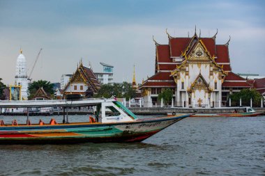 Tayland 'ın Bangkok şehrindeki Chao Phraya Nehri' ndeki Wat Rakhang. Tayland, Bangkok, 5 Aralık, 2023