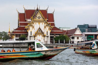 Tayland 'ın Bangkok şehrindeki Chao Phraya Nehri' ndeki Wat Rakhang. Tayland, Bangkok, 5 Aralık, 2023