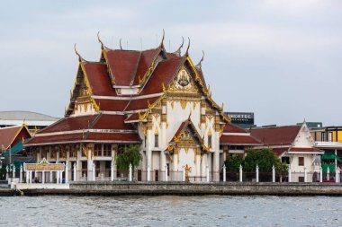 Tayland 'ın Bangkok şehrindeki Chao Phraya Nehri' ndeki Wat Rakhang. Tayland, Bangkok, 5 Aralık, 2023