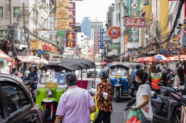 Tayland 'ın Bangkok şehrindeki Yaowarat Yolu' nda bir pazar caddesi. Tayland, Bangkok, 8 Kasım 2023