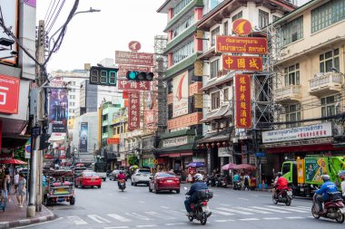 Tayland 'ın Bangkok şehrindeki Yaowarat Yolu' nda bir pazar caddesi. Tayland, Bangkok, 8 Kasım 2023