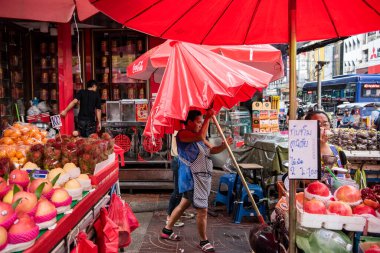 Tayland 'ın Bangkok şehrindeki Çin Mahallesi' nde Yaowarat Yolu 'nun pazarındaki meyve dükkanları. Tayland, Bangkok, 8 Kasım 2023