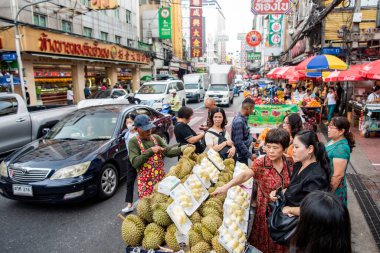 Tayland 'ın Bangkok şehrindeki Çin Mahallesi' nde Yaowarat Yolu 'nun pazarındaki meyve dükkanları. Tayland, Bangkok, 8 Kasım 2023