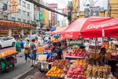 Tayland 'ın Bangkok şehrindeki Çin Mahallesi' nde Yaowarat Yolu 'nun pazarındaki meyve dükkanları. Tayland, Bangkok, 8 Kasım 2023