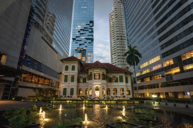 Tayland 'ın Bangkok kentindeki King Power Mahanakhon Kulesi' nin önündeki Sathorn Evi. Tayland, Bangkok, 5 Aralık, 2023