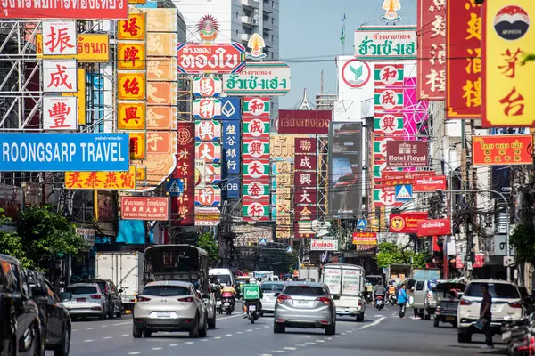 Tayland 'ın Bangkok şehrinde Silom' da yüksek binaları olan bir hava treni. Tayland, Bangkok, 2 Aralık 2023