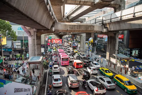 Tráfico Con Coches Carretera Plaza Siam Ciudad Bangkok Tailandia Tailandia — Foto de Stock