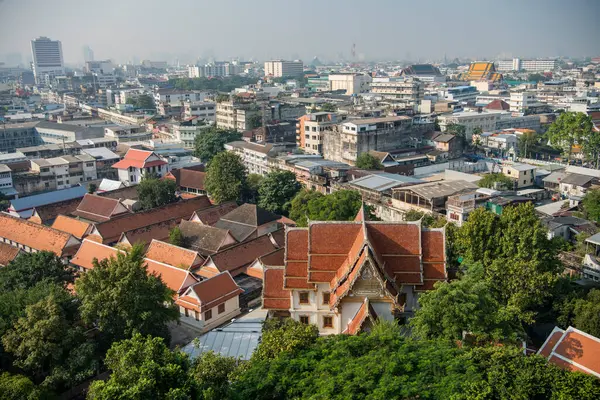 Banglamphu 'daki Wat Saket' in Altın Dağı 'ndan Chedi' nin Tayland 'daki Bangkok şehrinden bir manzara. Tayland, Bangkok, 10 Aralık 2023