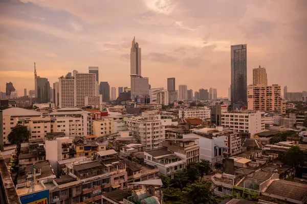 Tayland 'ın Bangkok şehrindeki Hua Lamphong şehrinden bir şehir manzarası. Tayland, Bangkok, 6 Kasım 2023