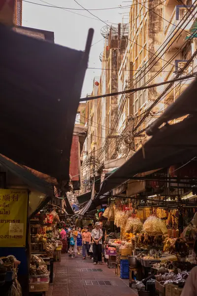 Tayland 'ın Bangkok şehrinde Çin Mahallesi' nde bir pazarda. Tayland, Bangkok, 7 Kasım 2023