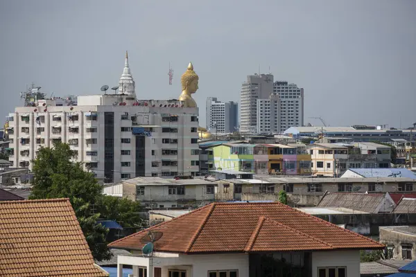 Thonburi, Tayland 'ın Bangkok kentindeki Wat Paknam' da Büyük Buda manzarası. Tayland, Bangkok, 4 Aralık 2023