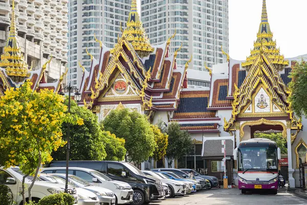 Tayland Bangkok Şehrinde Silom Yüksek Binaları Olan Bir Hava Treni - Stok İmaj