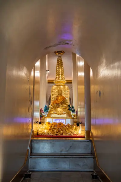 Buddha Inuti Chedi Golden Mount Vid Wat Saket Banglamphu Staden Stockbild