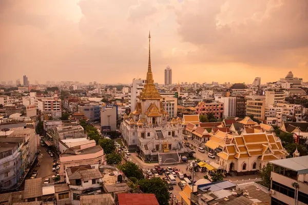 View Wat Traimit Withayaram Worawihan China Town City Bangkok Thailand Imagen de stock