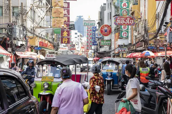 Een Marktstraat Aan Yaowarat Road China Town Stad Bangkok Thailand Rechtenvrije Stockfoto's