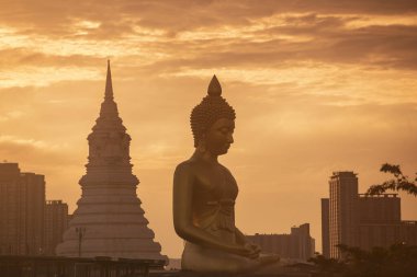 Thonburi, Tayland 'ın Bangkok kentindeki Wat Paknam' da Büyük Buda manzarası. Tayland, Bangkok, 4 Aralık 2023