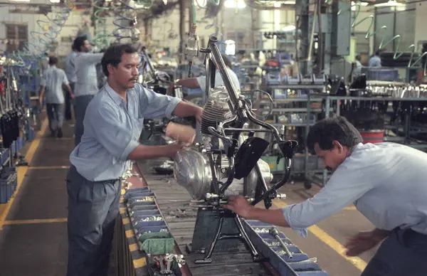 stock image Workers at the Motorcycle Factory of Royal Enfield in of Chennai in the Province Tamil Nadu in India. India, Chennai, April, 1998