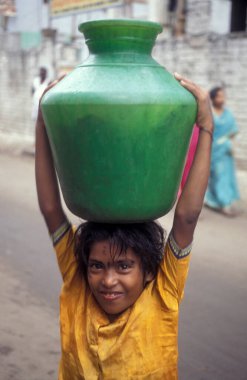 Hindistan 'ın Tamil Nadu ilindeki Chennai şehrinde tatlı su içen Hintli bir kız. Hindistan, Chennai, Nisan 1998