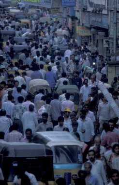 Hindistan 'ın Tamil Nadu ilindeki Chennai şehrinde otomobil, araç ve motosiklet trafiği. Hindistan, Chennai, Nisan 1998