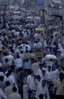 Hindistan 'ın Tamil Nadu ilindeki Chennai şehrinde otomobil, araç ve motosiklet trafiği. Hindistan, Chennai, Nisan 1998