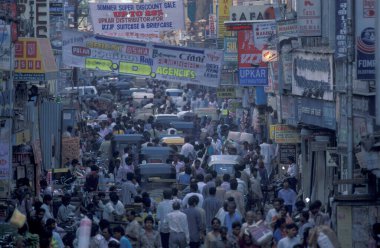 Hindistan 'ın Tamil Nadu ilindeki Chennai şehrinde otomobil, araç ve motosiklet trafiği. Hindistan, Chennai, Nisan 1998