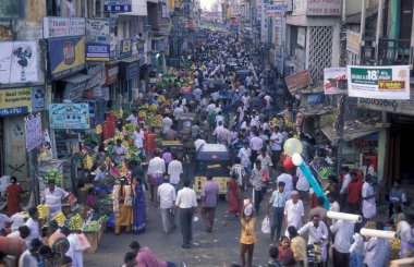 Hindistan 'ın Tamil Nadu ilindeki Chennai şehrinde otomobil, araç ve motosiklet trafiği. Hindistan, Chennai, Nisan 1998