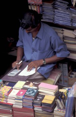 Hindistan 'ın Tamil Nadu ilindeki Chennai şehrindeki bir markette bir adam. Hindistan, Chennai, Nisan 1998