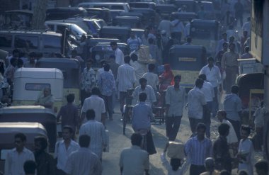 Hindistan 'ın Tamil Nadu ilindeki Chennai şehrinde otomobil, araç ve motosiklet trafiği. Hindistan, Chennai, Nisan 1998