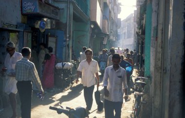 Hindistan 'ın Tamil Nadu ilindeki Chennai şehrinde küçük bir ara sokakta yaşayan insanlar. Hindistan, Chennai, Nisan 1998