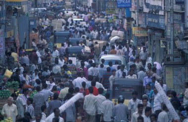 Hindistan 'ın Tamil Nadu ilindeki Chennai şehrinde otomobil, araç ve motosiklet trafiği. Hindistan, Chennai, Nisan 1998