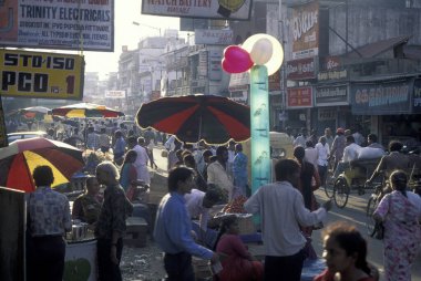 Hindistan 'ın Tamil Nadu ilindeki Chennai şehrindeki bir sokak ve sokak pazarında insanlar. Hindistan, Chennai, Nisan 1998