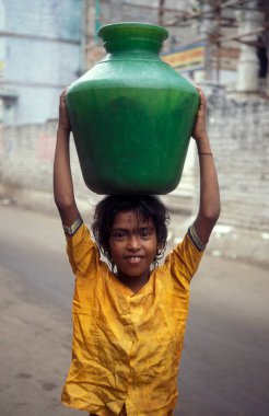 Hindistan 'ın Tamil Nadu ilindeki Chennai şehrinde tatlı su içen Hintli bir kız. Hindistan, Chennai, Nisan 1998