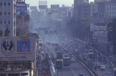 Hindistan 'ın Tamil Nadu ilindeki Chennai şehrinde otomobil, araç ve motosiklet trafiği. Hindistan, Chennai, Nisan 1998