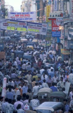 Hindistan 'ın Tamil Nadu ilindeki Chennai şehrinde otomobil, araç ve motosiklet trafiği. Hindistan, Chennai, Nisan 1998