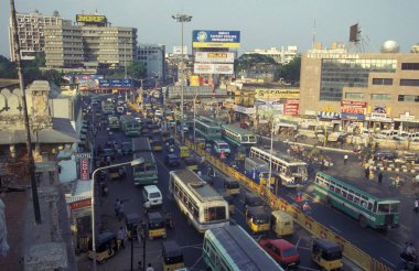 Hindistan 'ın Tamil Nadu ilindeki Chennai şehrinde otomobil, araç ve motosiklet trafiği. Hindistan, Chennai, Nisan 1998