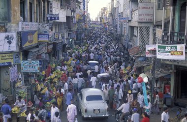 Hindistan 'ın Tamil Nadu ilindeki Chennai şehrinde otomobil, araç ve motosiklet trafiği. Hindistan, Chennai, Nisan 1998