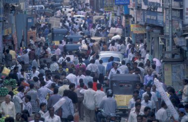 Hindistan 'ın Tamil Nadu ilindeki Chennai şehrinde otomobil, araç ve motosiklet trafiği. Hindistan, Chennai, Nisan 1998