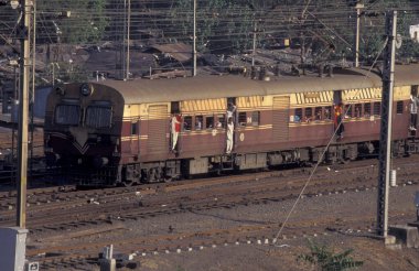 Hindistan 'ın Tamil Nadu ilindeki Chennai şehrindeki Hint Demiryolu' nun kamu treni. Hindistan, Chennai, Nisan 1998
