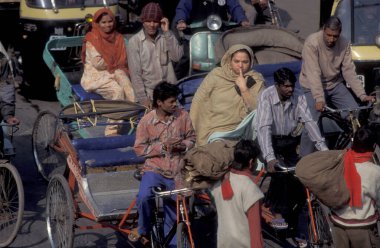 Hindistan 'ın Tamil Nadu ilindeki Chennai şehrinin ana yolundaki bisiklet riksha' sı ile trafik ve kirlilik. Hindistan, Chennai, Nisan 1998