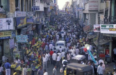 Hindistan 'ın Tamil Nadu ilindeki Chennai şehrinde otomobil, araç ve motosiklet trafiği. Hindistan, Chennai, Nisan 1998