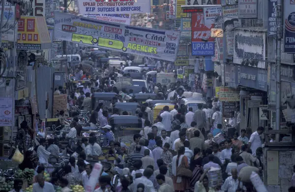 Hindistan 'ın Tamil Nadu ilindeki Chennai şehrinde otomobil, araç ve motosiklet trafiği. Hindistan, Chennai, Nisan 1998