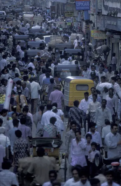 Hindistan 'ın Tamil Nadu ilindeki Chennai şehrinde otomobil, araç ve motosiklet trafiği. Hindistan, Chennai, Nisan 1998