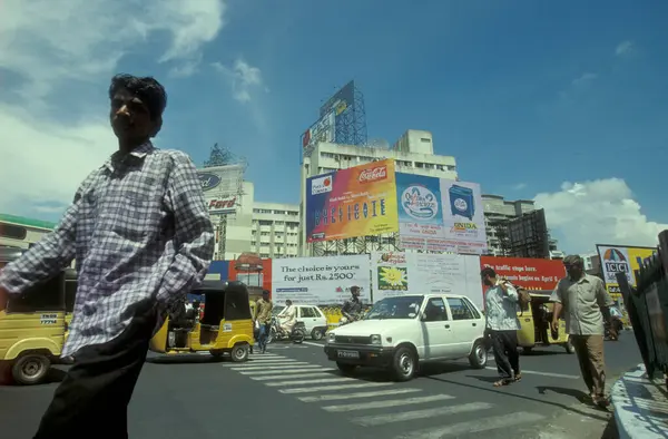 Hindistan 'ın Tamil Nadu ilindeki Chennai şehrinde büyük bir trafik kavşağı. Hindistan, Chennai, Nisan 1998