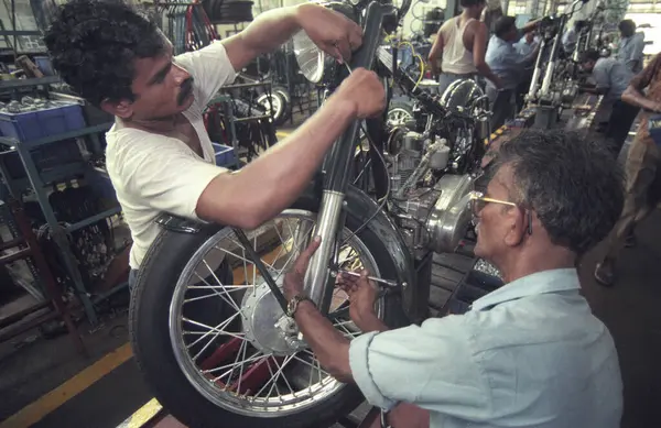 Stock image Workers at the Motorcycle Factory of Royal Enfield in of Chennai in the Province Tamil Nadu in India. India, Chennai, April, 1998