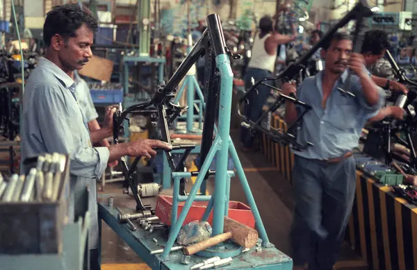 stock image Workers at the Motorcycle Factory of Royal Enfield in of Chennai in the Province Tamil Nadu in India. India, Chennai, April, 1998