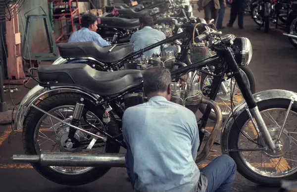 stock image Workers at the Motorcycle Factory of Royal Enfield in of Chennai in the Province Tamil Nadu in India. India, Chennai, April, 1998