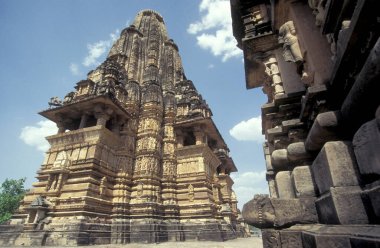 Hindistan 'ın Madhya Pradesh ilindeki Khajurao şehrindeki Erotik Tapınak ve Kandarija Mahadeva Tapınağı manzarası. Hindistan, Khajurao, Nisan 1998