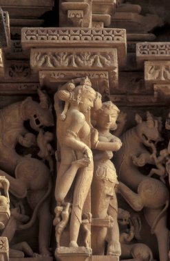 Hindistan 'ın Madhya Pradesh ilindeki Khajurao şehrindeki Erotik Heykeller veya Kandarija Mahadeva Tapınağı' ndaki Hindu Tapınağı. Hindistan, Khajurao, Nisan 1998