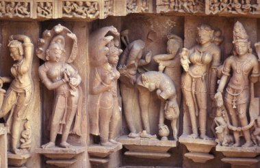 Hindistan 'ın Madhya Pradesh ilindeki Khajurao şehrindeki Erotik Heykeller veya Kandarija Mahadeva Tapınağı' ndaki Hindu Tapınağı. Hindistan, Khajurao, Nisan 1998